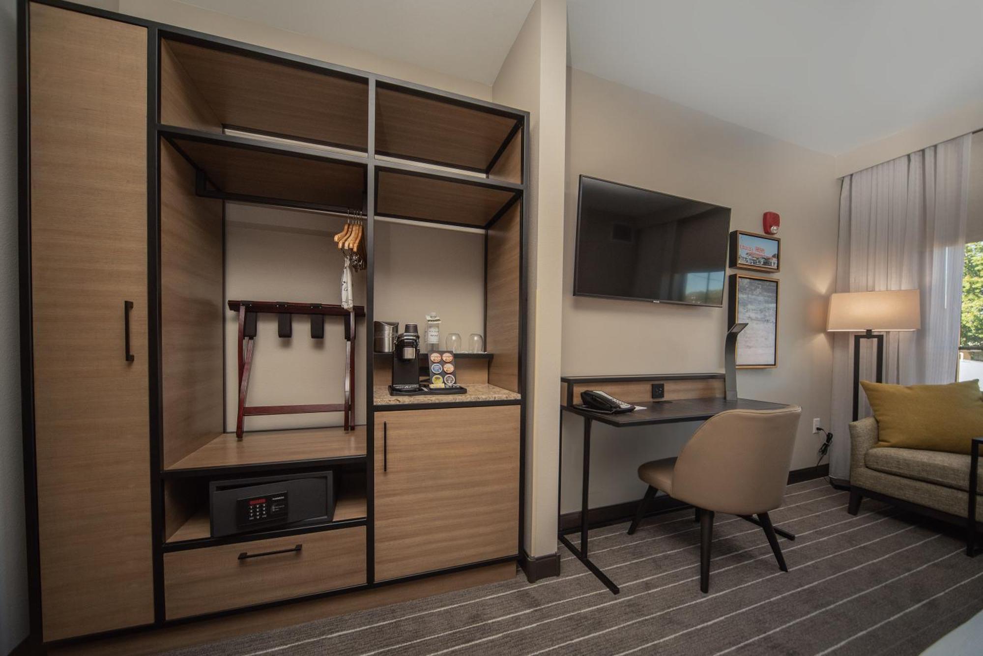 Hotel Windrow Downtown Елънсбърг Екстериор снимка
